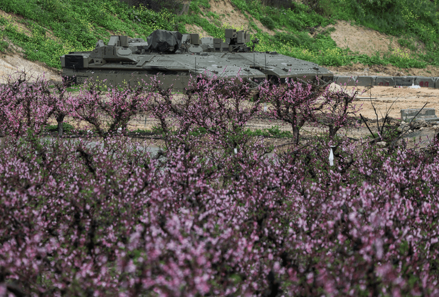 Veículos militares israelenses perto da fronteira com o Líbano