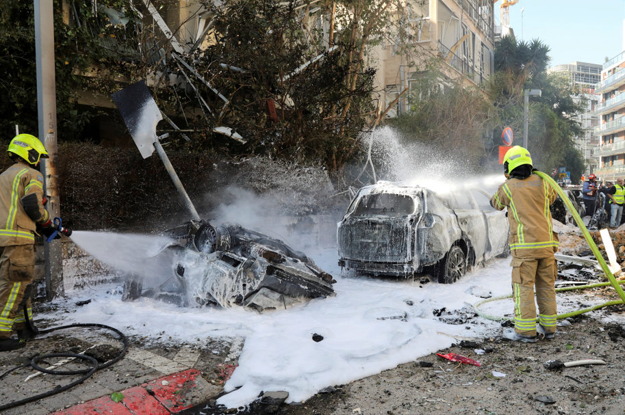 Bombeiros em área atacada por mísseis iranianos em Tel Aviv
