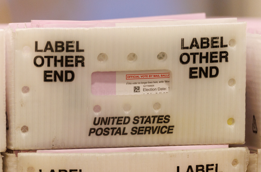 Cédulas de votação enviadas pelo correio são exibidas em uma caixa postal no Centro de Processamento de Votos do Condado de Los Angeles