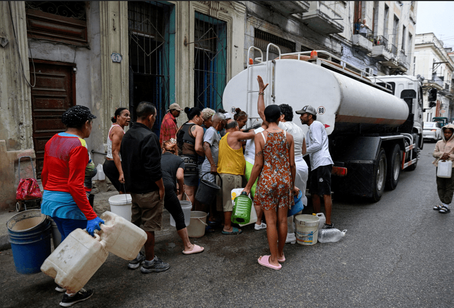 Pessoas se reúnem para pegar água em caminhão-pipa em Havana