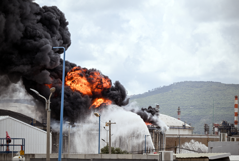 Incêndio depois que o Serviço de Bombeiros de Israel disse que um prédio industrial e um caminhão-tanque de combustível foram atingidos por destroços de míssil iraniano interceptado em Haifa, Israel