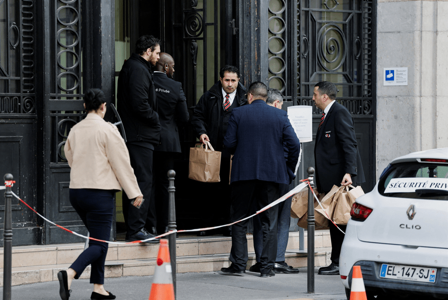 Membros da segurança privada trabalham em frente aos escritórios do Bank of America em Paris