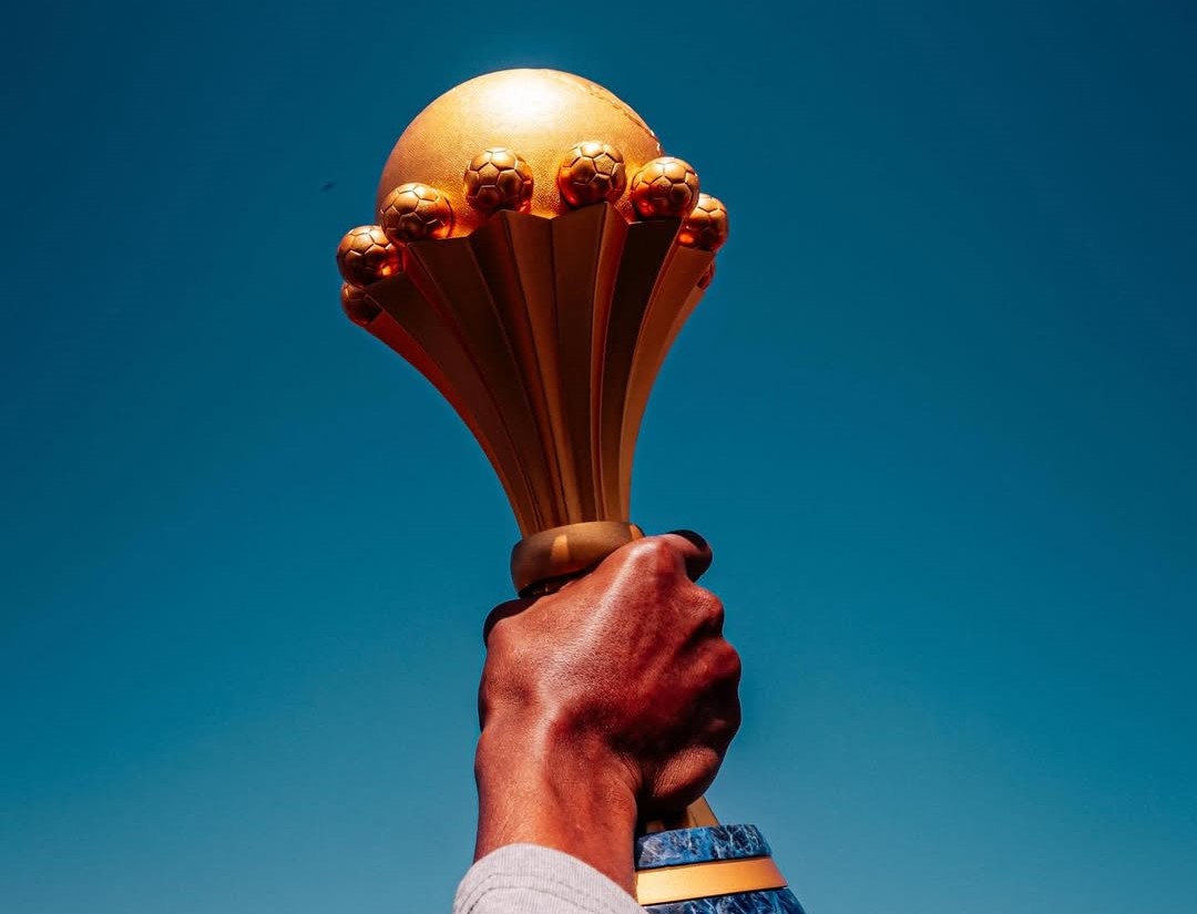 Senegal exibe contestado troféu da Copa Africana das Nações em amistoso contra o Peru