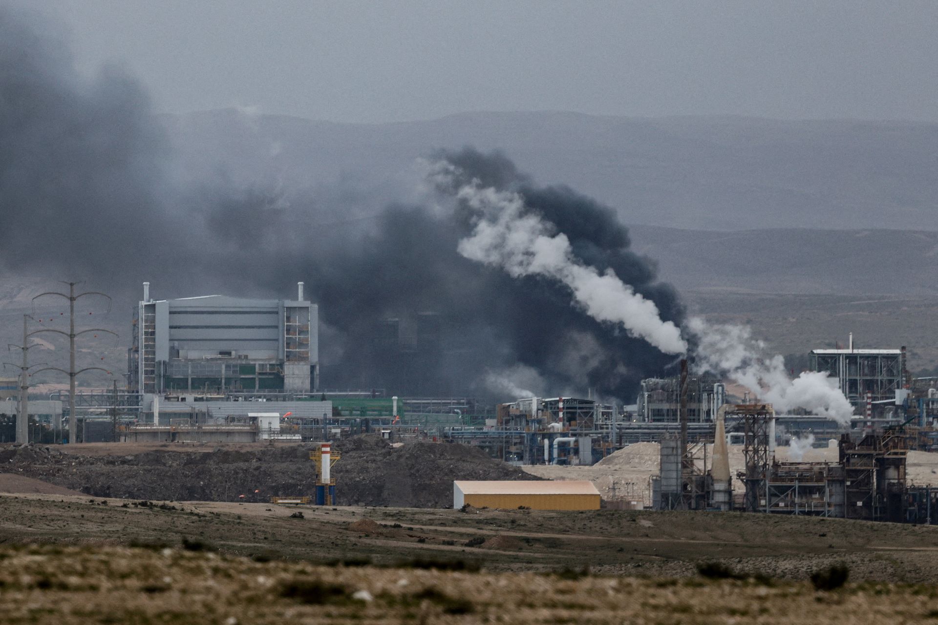 Ataque de míssil do Irã atinge indústria química no sul de Israel e causa incêndio