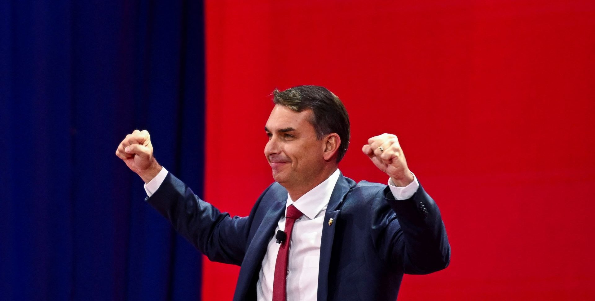 Nos EUA, Flávio diz ser “Bolsonaro 2.0” e ataca “agenda woke” e “elites  globais”