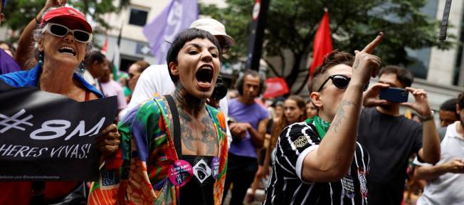 Mulheres participam de uma marcha para marcar o Dia Internacional da Mulher, em São Paulo, Brasil, em 8 de março de 2026. REUTERS/Tuane Fernandes