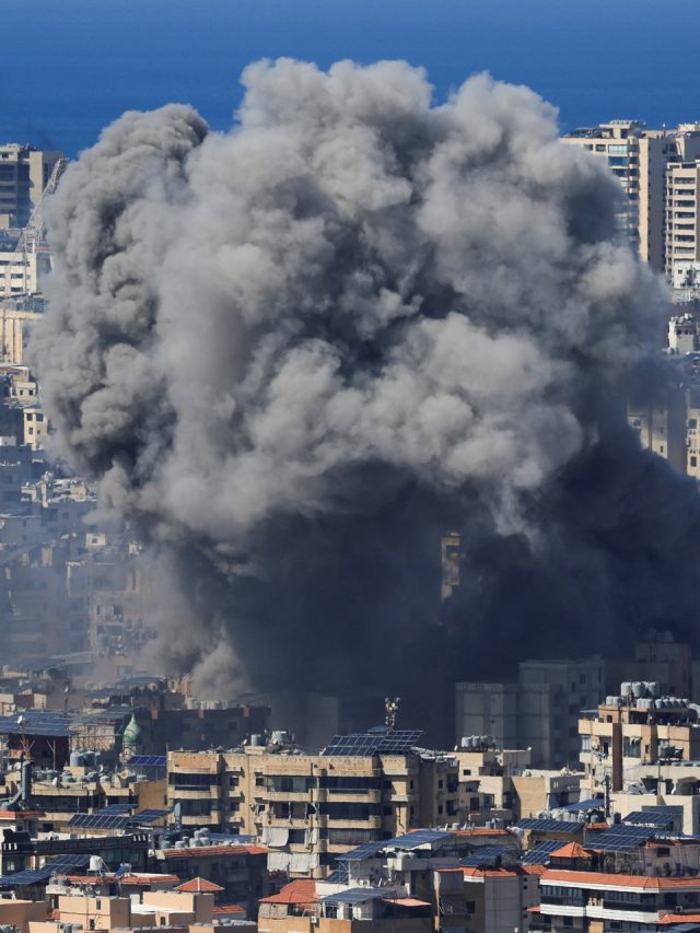 Fumaça sobe após um ataque israelense nos subúrbios do sul de Beirute, na sequência de uma escalada entre o Hezbollah e Israel em meio ao conflito entre os EUA e Israel com o Irã, Líbano, 9 de março de 2026. REUTERS/Mohamed Azakir