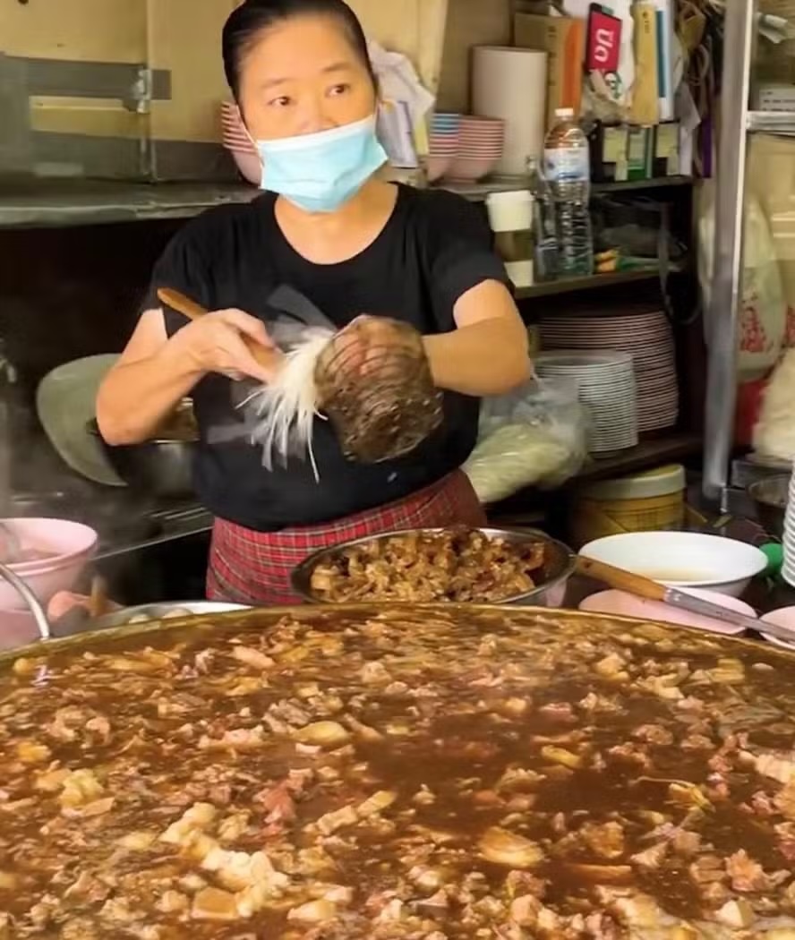 Tailandesa prepara ensopado perpétuo — Foto: Reprodução Instagram