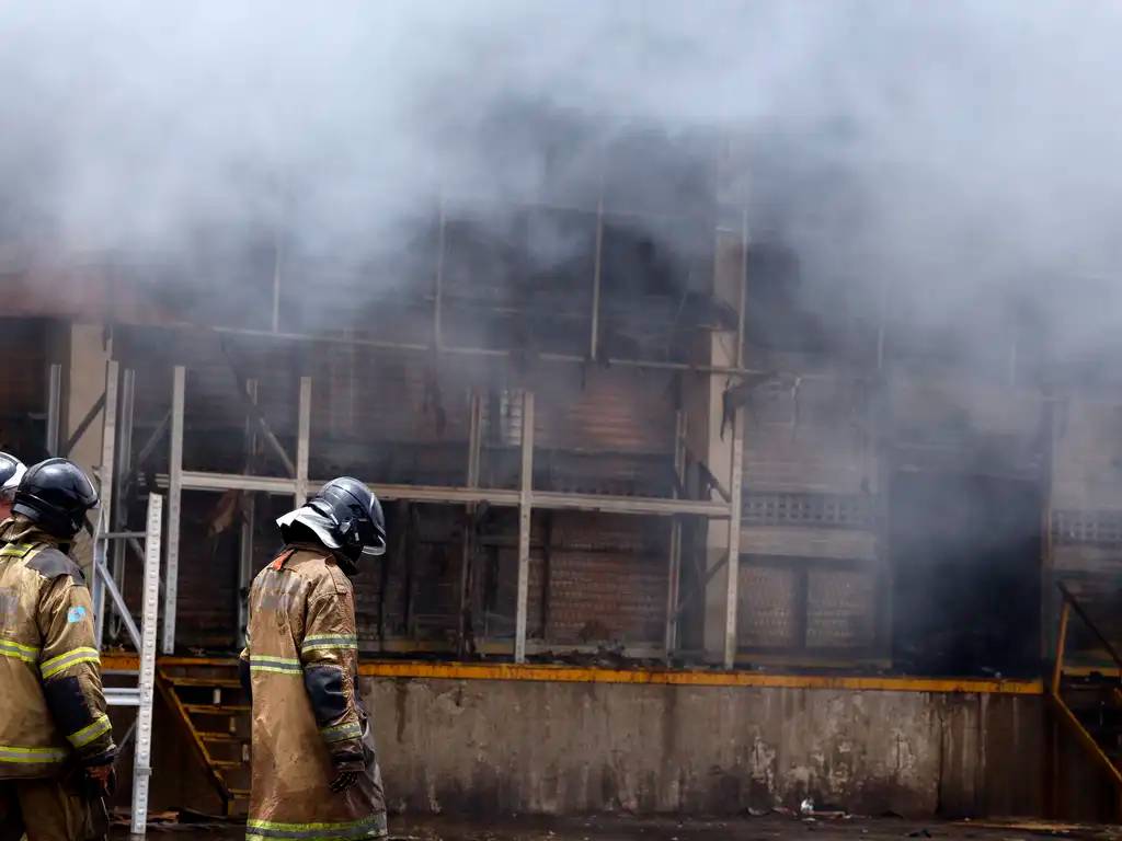 Incêndio atinge loja de motos na Zona Norte do Rio e causa impacto no trânsito