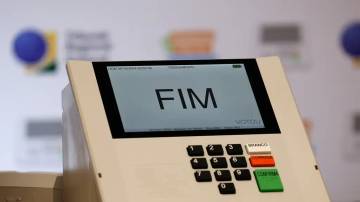 Urna eletrônica com indicação "Fim" após votação