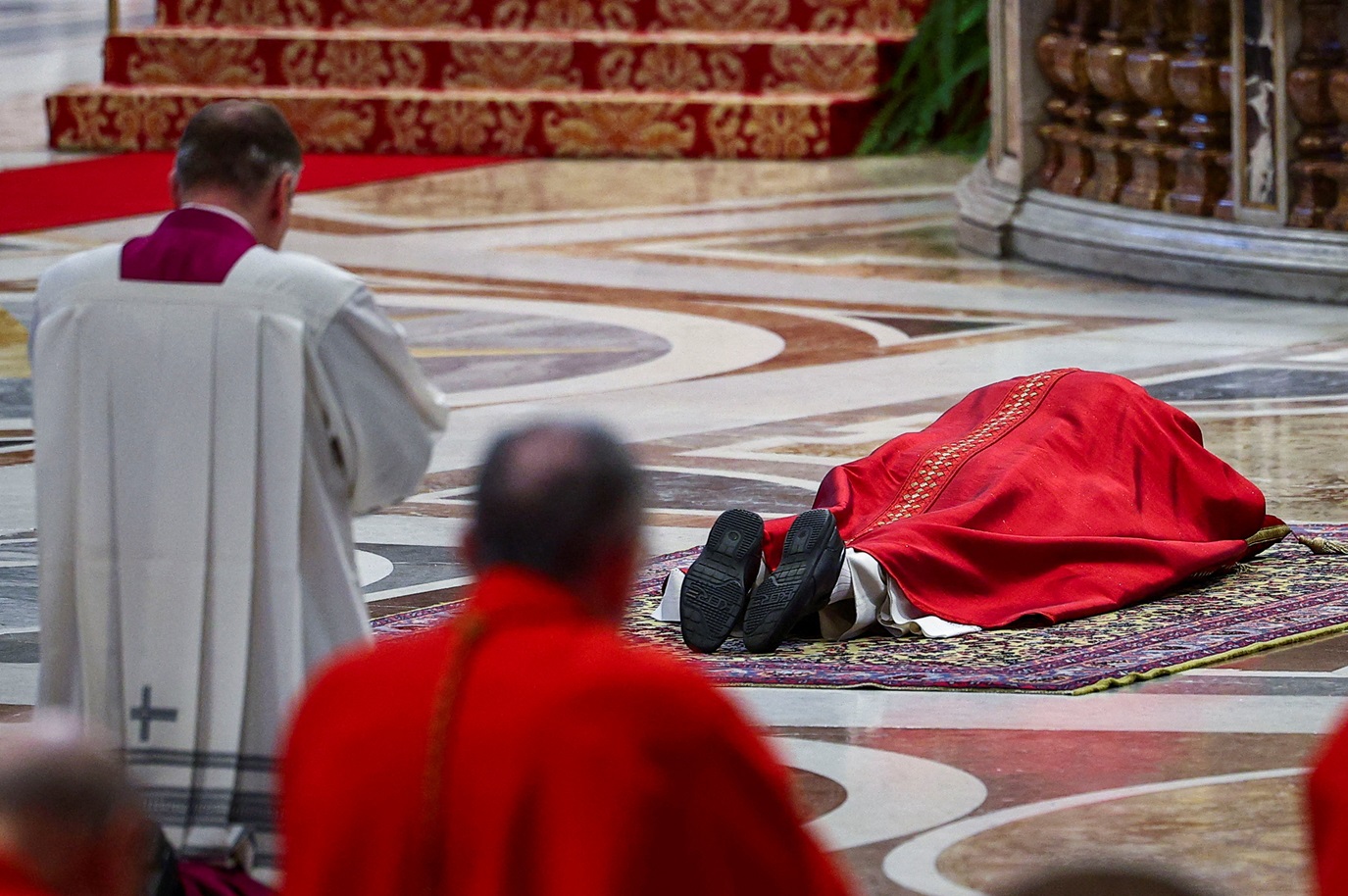 Leão XIV celebra missa da Sexta-Feira Santa pela 1ª vez desde que se tornou papa