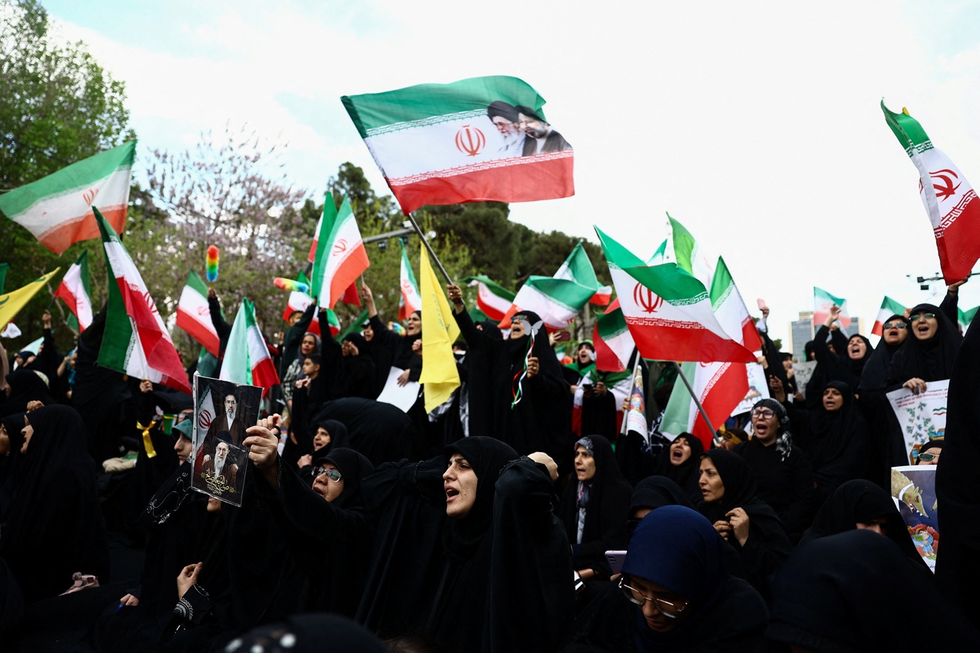 7 de abril de 2026 - Pessoas participam de uma cerimônia em homenagem às crianças que foram mortas em um ataque dos EUA a uma escola primária há 40 dias em Minab, no Irã. Foto: Majid Asgaripour/WANA (West Asia News Agency)