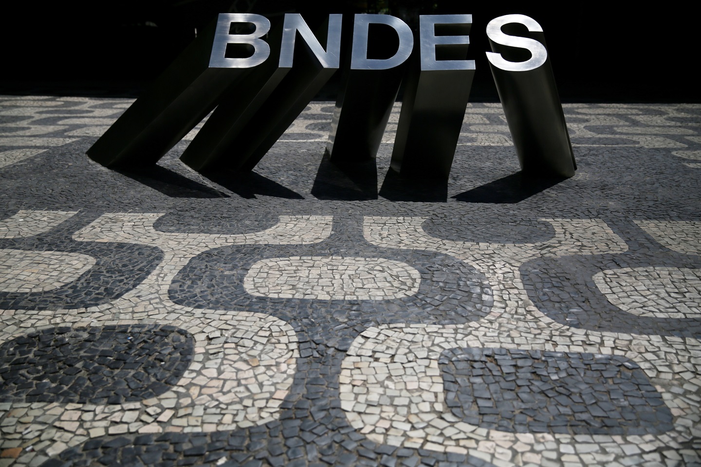 BNDES aprova até R$ 3,7 bi para exportação de 19 aviões Embraer para a Porter