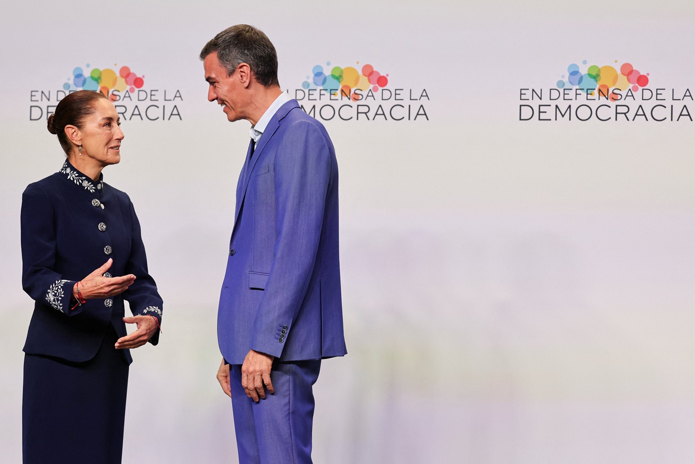 O primeiro-ministro da Espanha, Pedro Sánchez, conversa com a presidente do México, Claudia Sheinbaum, enquanto líderes chegam à cúpula “Em defesa da democracia”, em Barcelona, Espanha, em 18 de abril de 2026. REUTERS/Nacho Doce
