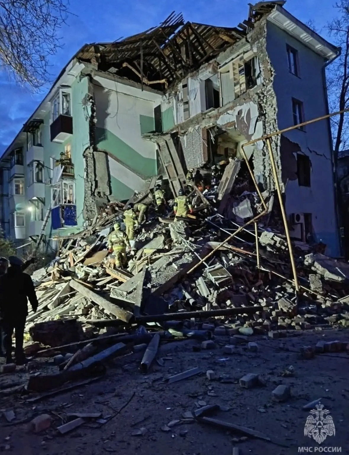 Equipes de resgate realizam operações de busca e salvamento no local do desabamento parcial de um prédio de apartamentos, após o que as autoridades locais classificaram como um ataque de drone ucraniano no contexto do conflito entre Rússia e Ucrânia, em Syzran, Rússia, em 22 de abril de 2026. Ministério de Situações de Emergência da Rússia/Divulgação via REUTERS.