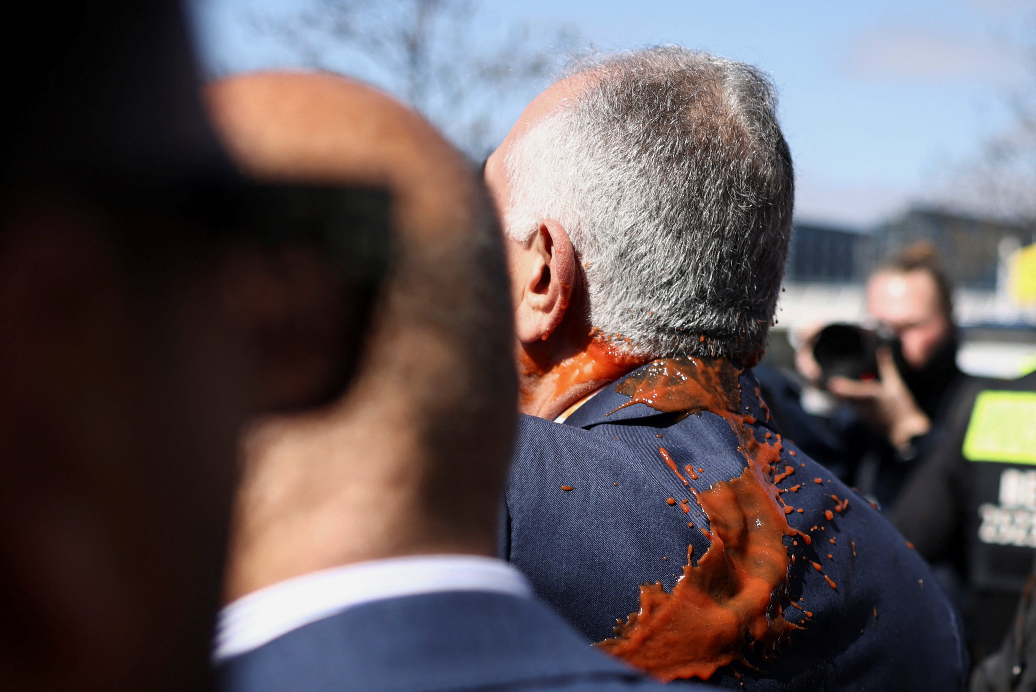 Herdeiro do xá iraniano é atacado com suco de tomate na Alemanha