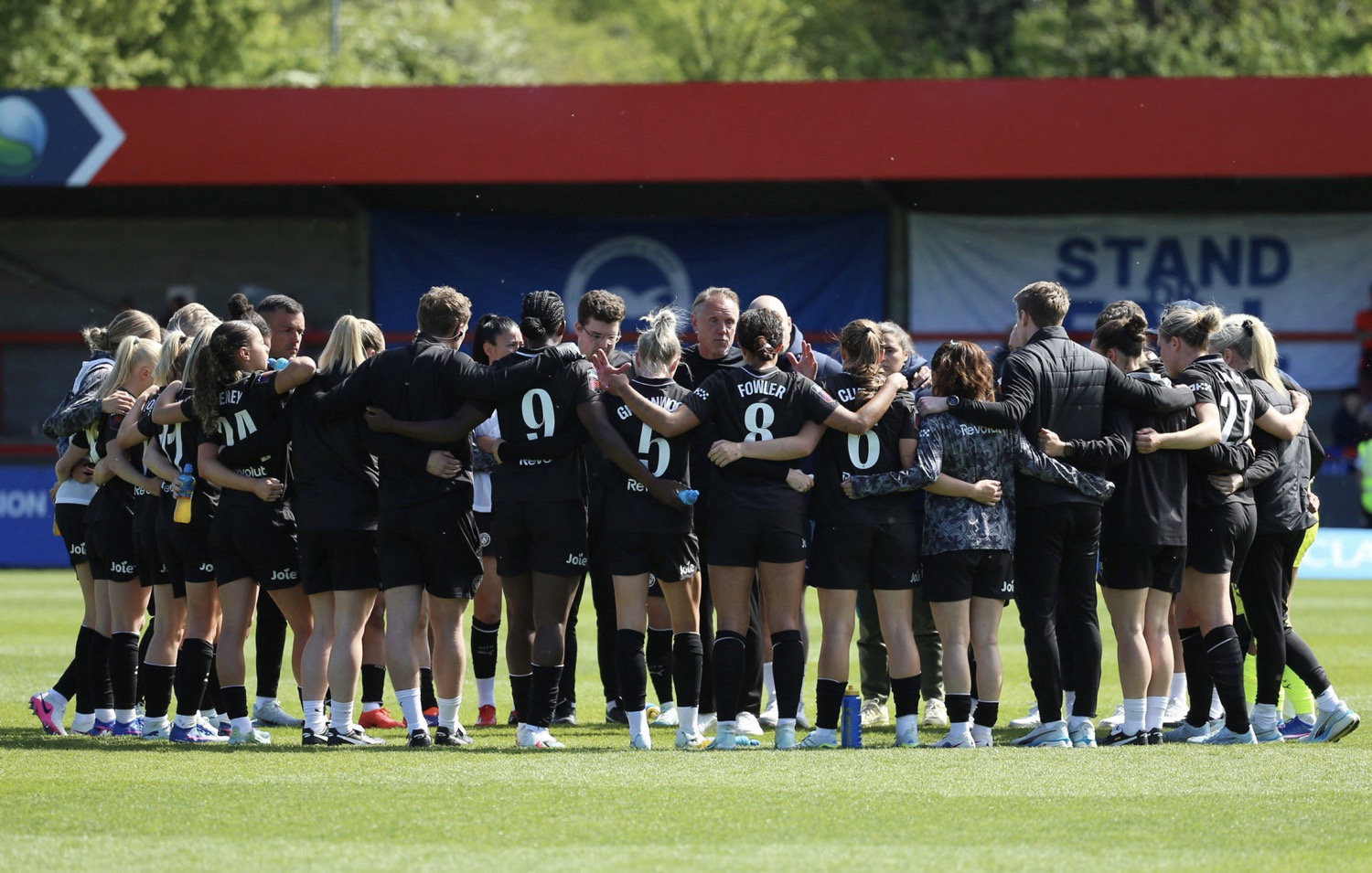 Soccer Football - Women's Super League - Brighton & Hove Albion v Manchester City - Broadfield Stadium, Crawley, Britain - April 25, 2026
Manchester City players and coaching staff in a huddle after the match Action Images via Reuters/Cat Goryn