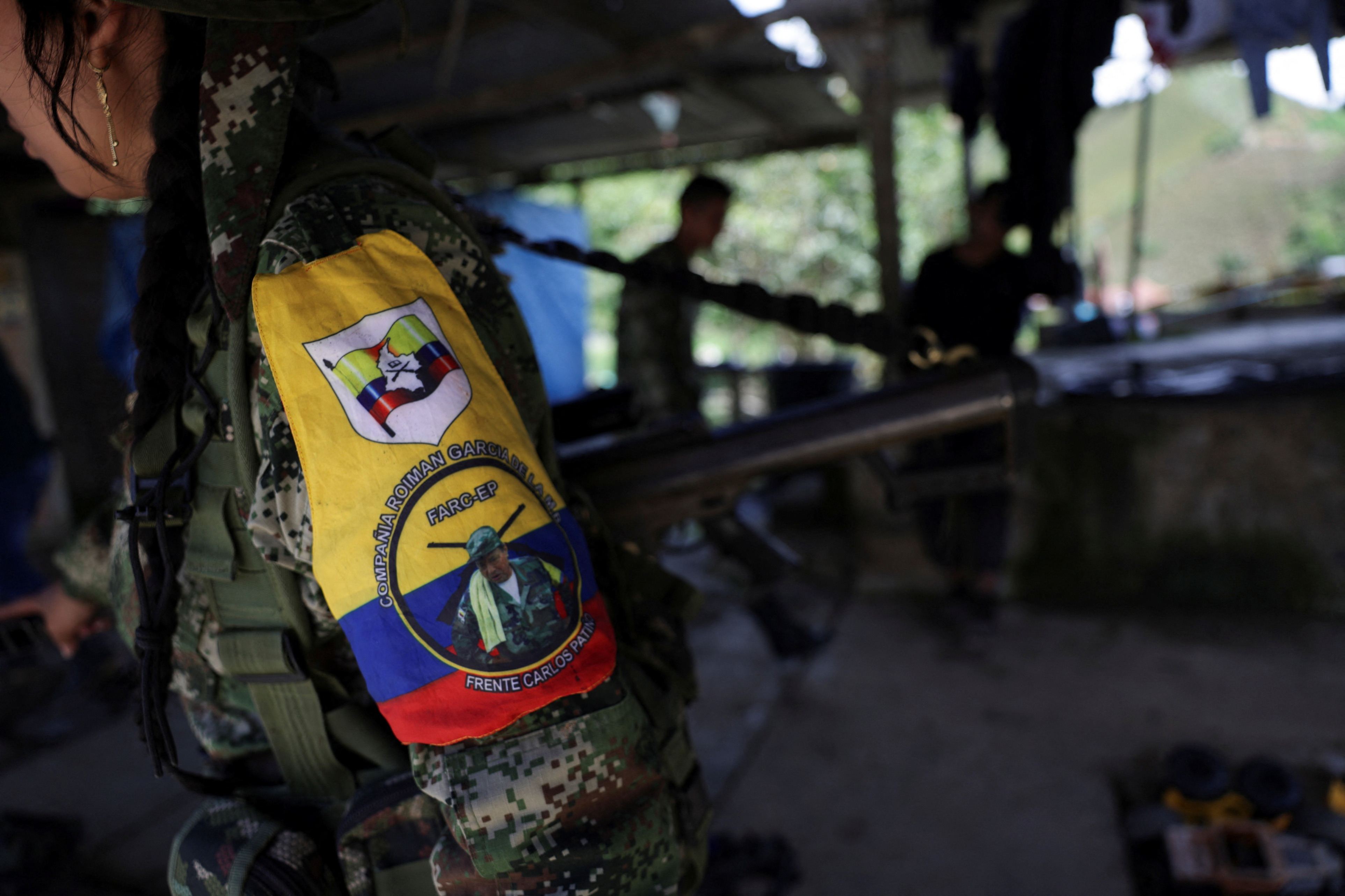 Una guerrillera del grupo rebelde colombiano Estado Mayor Central, Frente Carlos Patino, disidente de la antigua guerrilla de las FARC, lleva un pañuelo en el brazo con la imagen de Manuel Marulanda, ex líder del mayor movimiento guerrillero de Colombia, las FARC, en un puesto de control en una carretera en Canon del Micay, Colombia, 5 de agosto de 2025. REUTERS/Luisa González