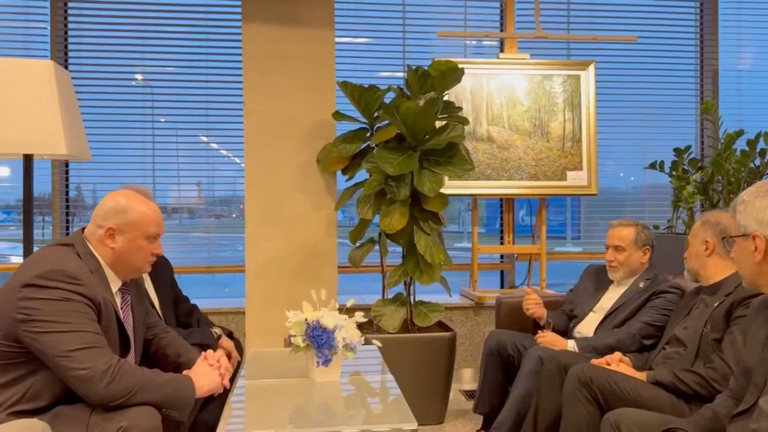 Ministro do Irã vai à Rússia e Trump diz “nos chame” para negociar