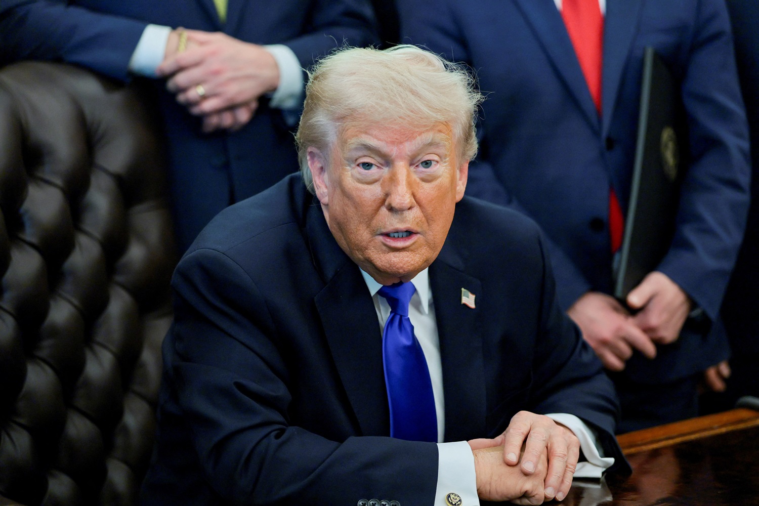 O presidente dos EUA, Donald Trump, responde a perguntas da imprensa após assinar uma ordem executiva no Salão Oval da Casa Branca, em Washington, D.C., EUA, em 30 de abril de 2026. REUTERS/Jonathan Ernst
