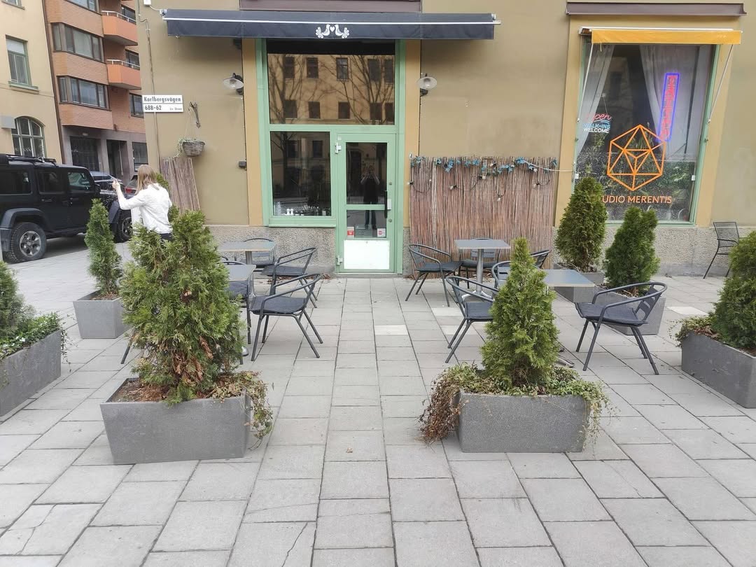 Café “chefiado” por IA na Suécia faz pedidos e até contratou funcionários; entenda