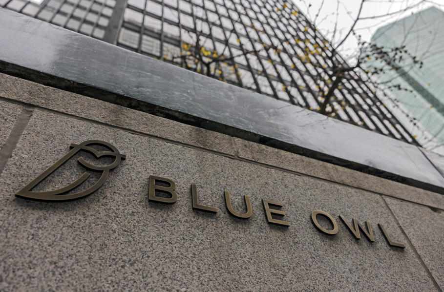 Blue Owl limita resgates em fundos de crédito privado após pedidos de saída em massa