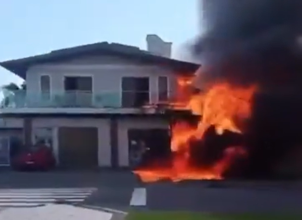 Casa atingida por avião que caiu em Capão da Canoa (RS) - (Reprodução do X)