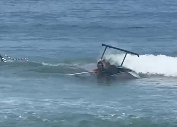 helicóptero cai no mar da Barra da Tijuca (Reprodução do X)