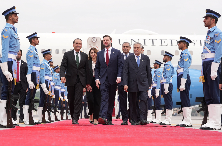 O vice-presidente dos EUA, JD Vance, desembarca para conversas com autoridades iranianas em Islamabad, Paquistão 11 de abril de 2026 Jacquelyn Martin/Pool via REUTERS