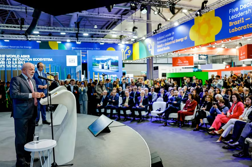 “Brasil cansou de ser tratado como país pequeno ou invisível”, diz Lula na Alemanha