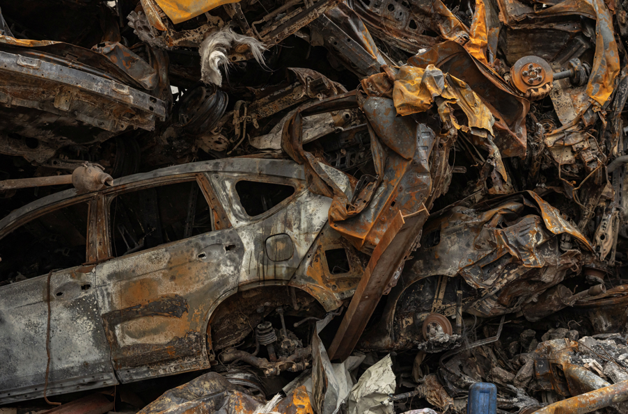 Carros queimados são empilhados no local de um ataque israelense em Beirute, no Líbano, em 19 de abril