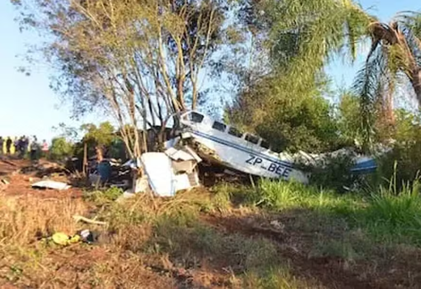 Avião bimotor que carregava milhões de dólares cai no Paraguai e moradores saqueiam dinheiro
