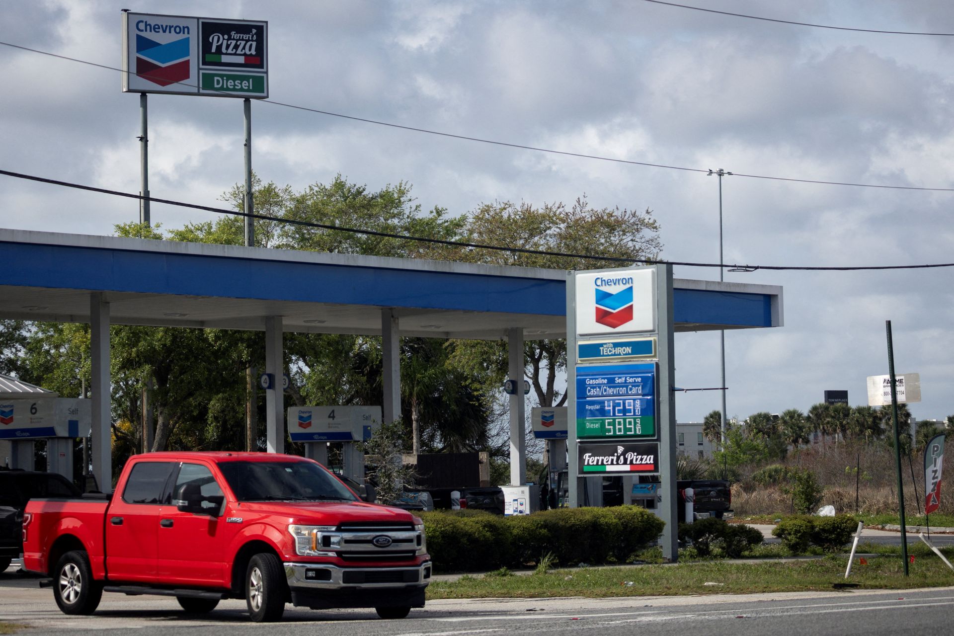 Preço da gasolina nos Estados Unidos entra em trajetória de queda na semana