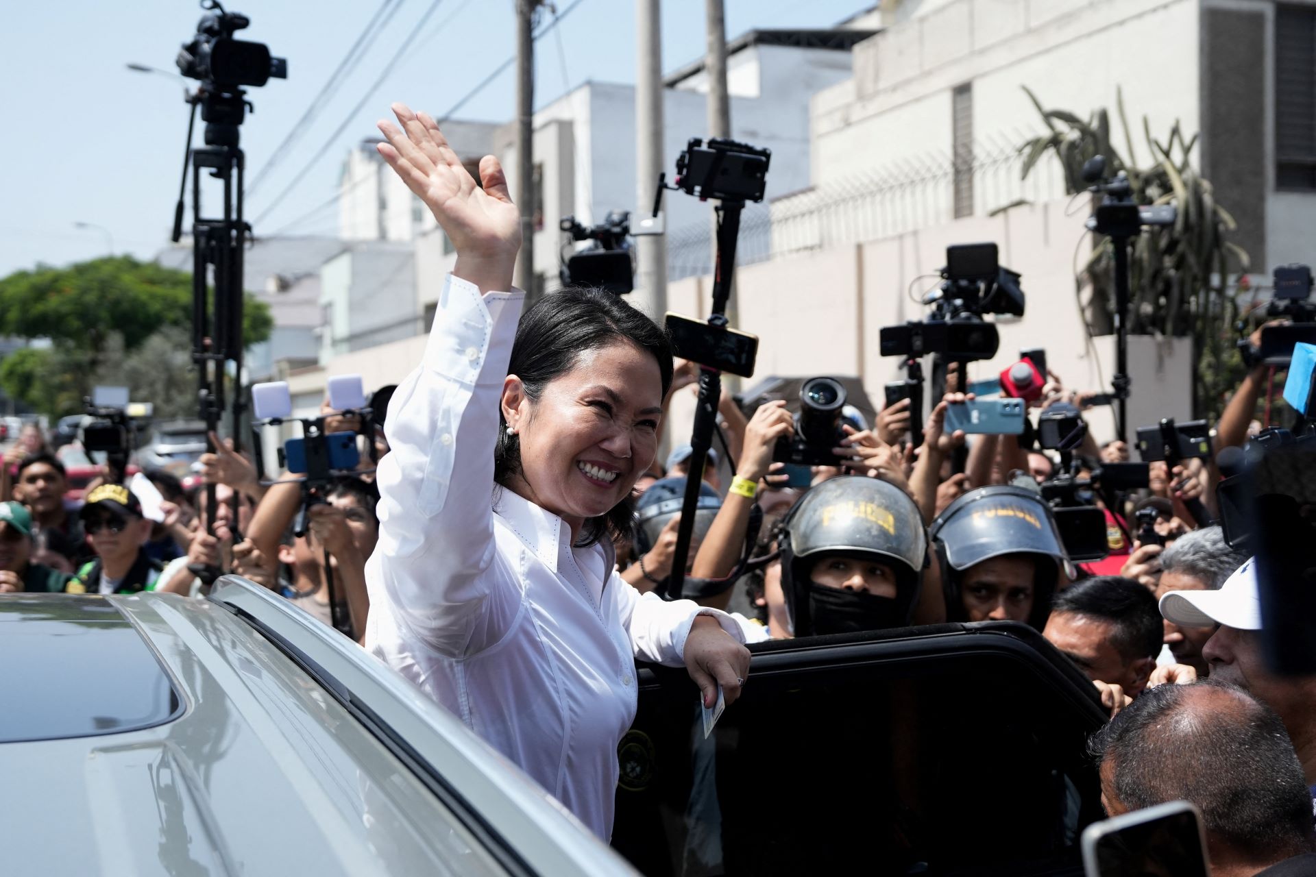 Eleição no Peru: conservadores Keiko Fujimori e López Aliaga lideram a apuração