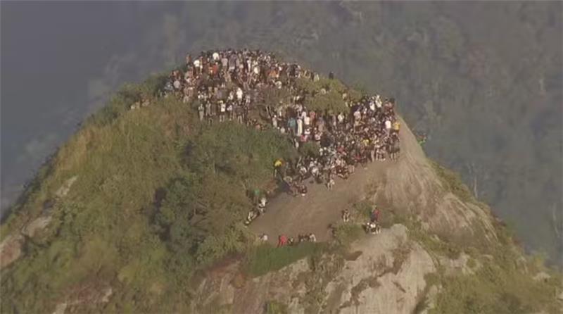 RJ: turistas ficam ‘ilhados’ no Morro Dois Irmãos durante tiroteio no Vidigal