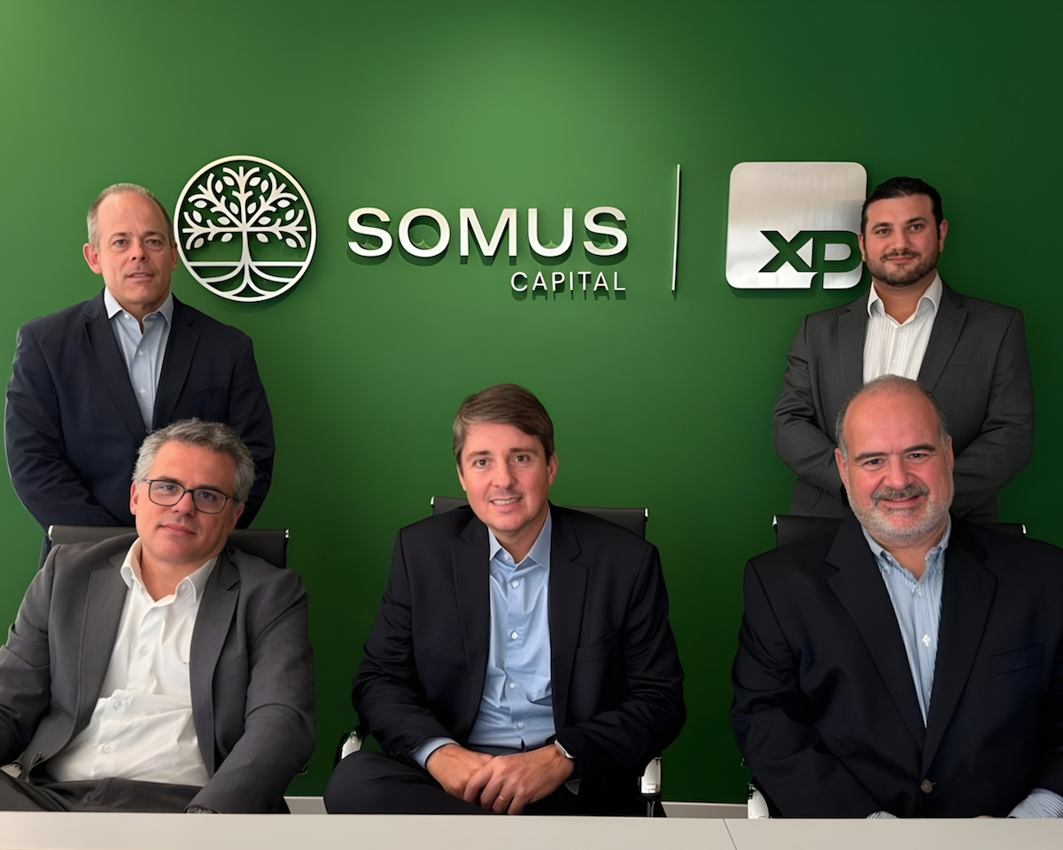 Da esquerda para a direita: em pé estão Affonso Mayrinck (sócio e ex-dux) e Luciano Feres (co-ceo); sentados estão Marcos Bahia (ceo), Carlos Brandão (cco) e Alberto Rodrigues (sócio e ex-dux)