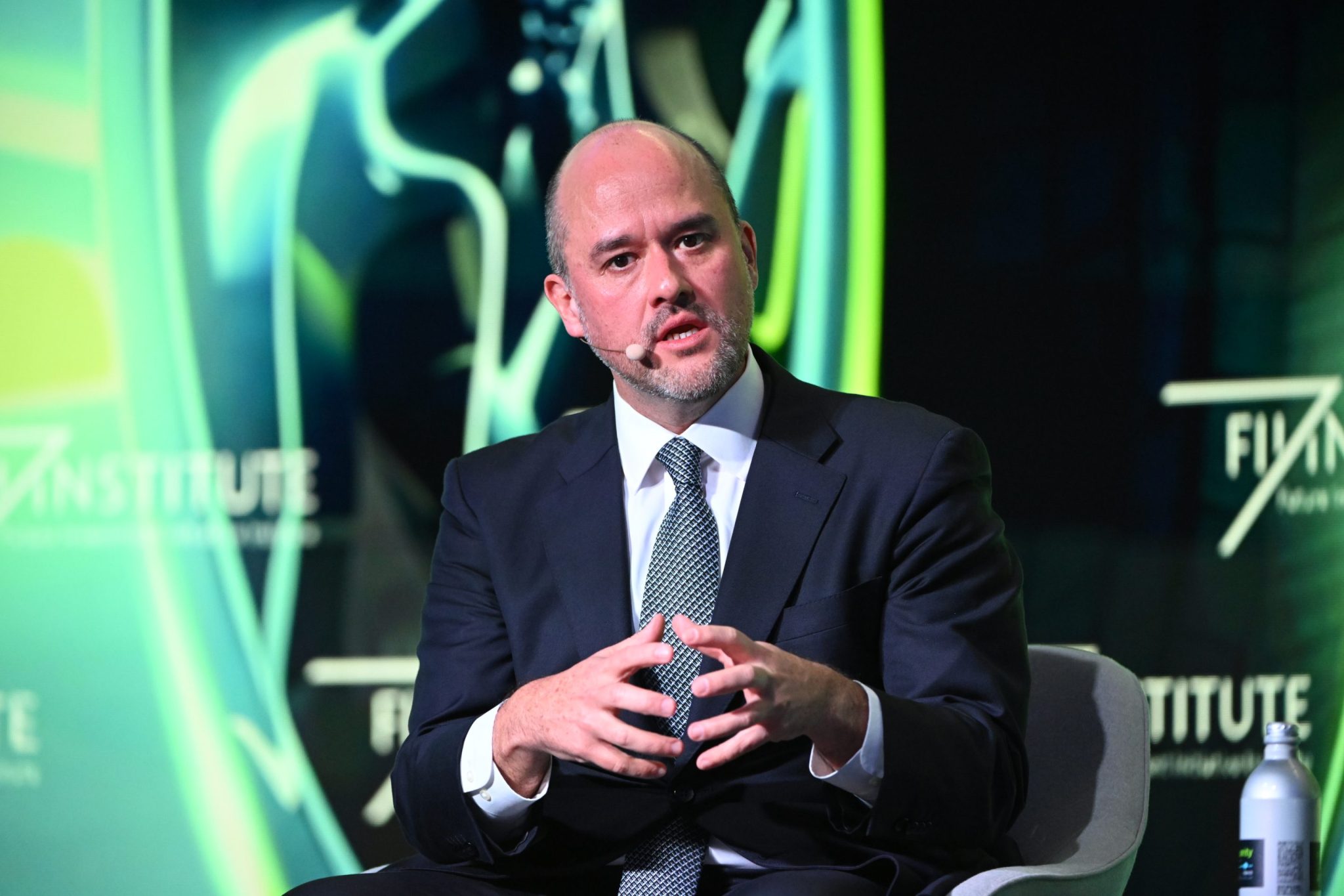 CEO da Nissan é baterista em uma banda e joga tênis para aliviar o estresse