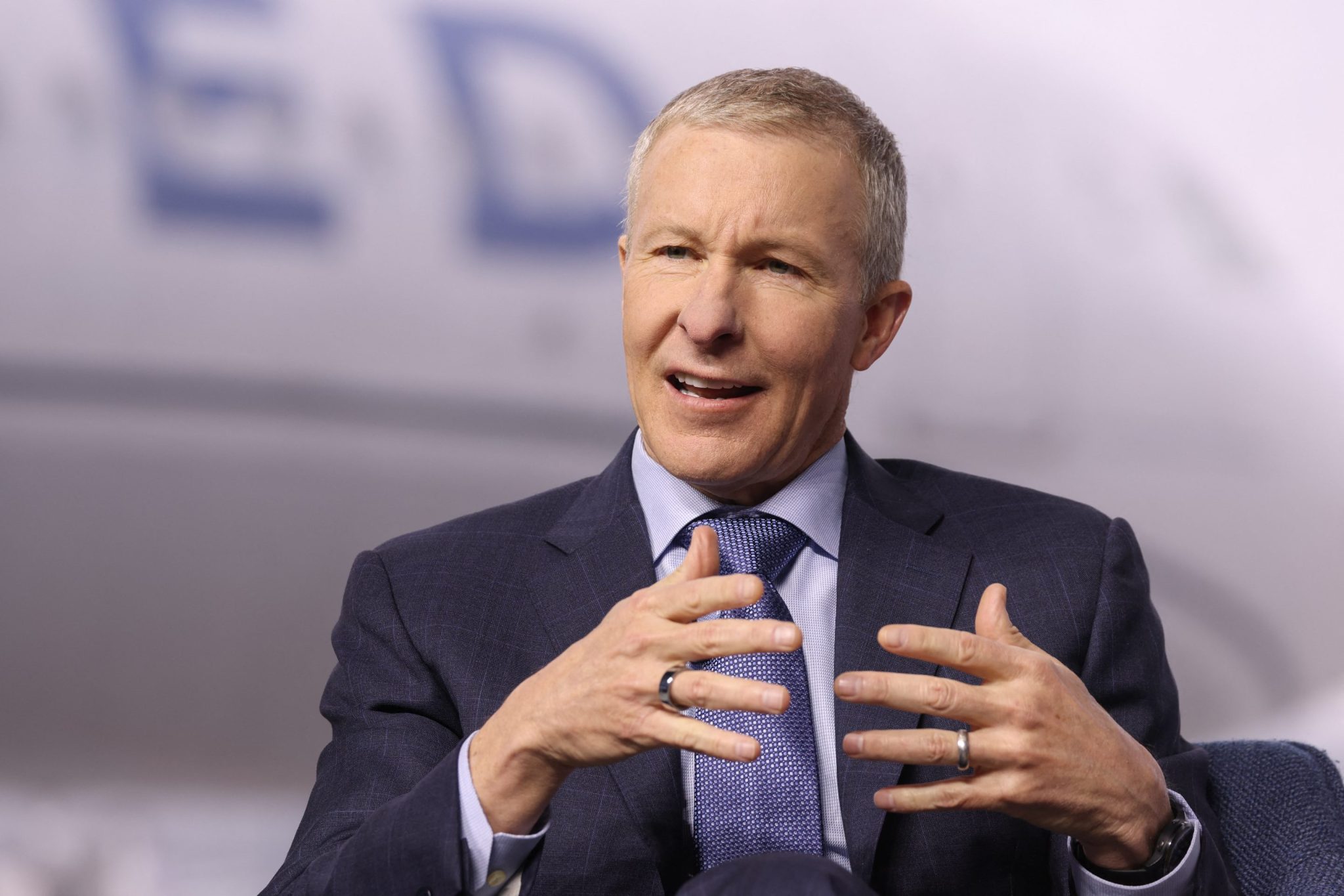 CEO da United Airlines diz que cochila 20 minutos no chão do escritório todo dia