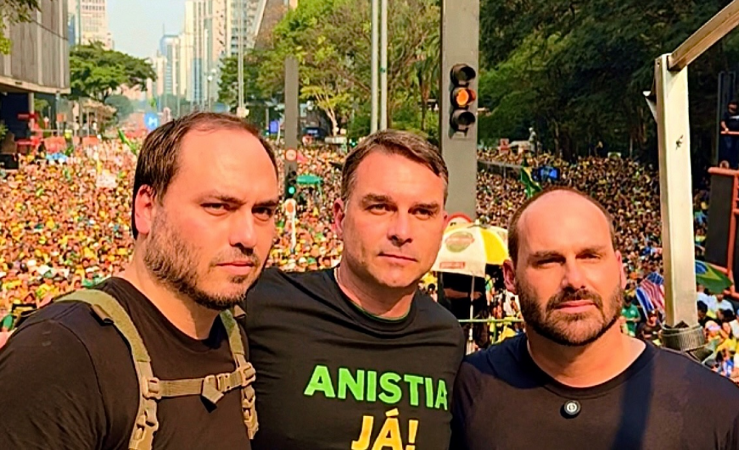 Carlos e Eduardo Bolsonaro atacam Zema após crítica a áudio de Flávio com Vorcaro