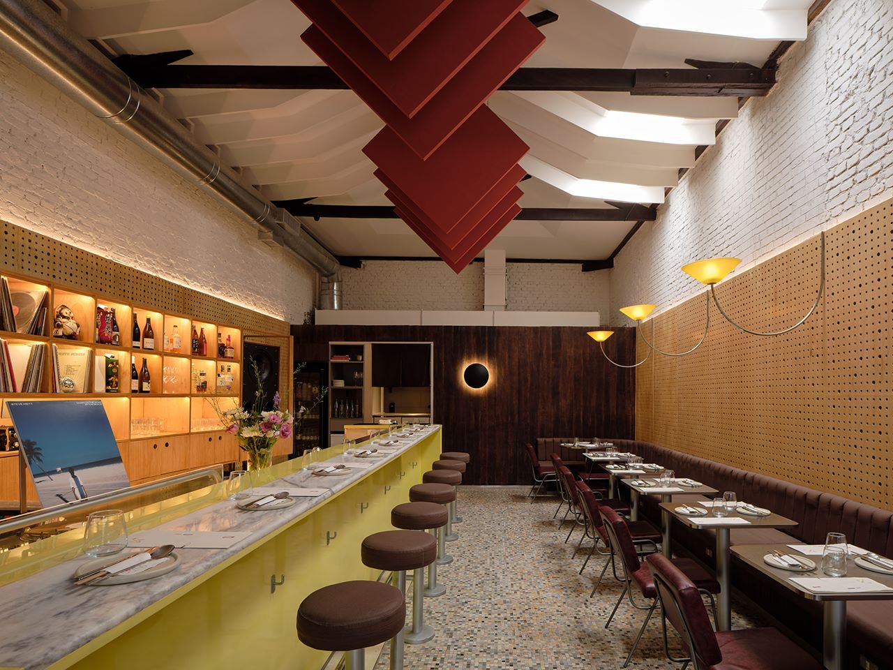 Vinil, penumbra e alta fidelidade: a nova cena dos listening bars em SP