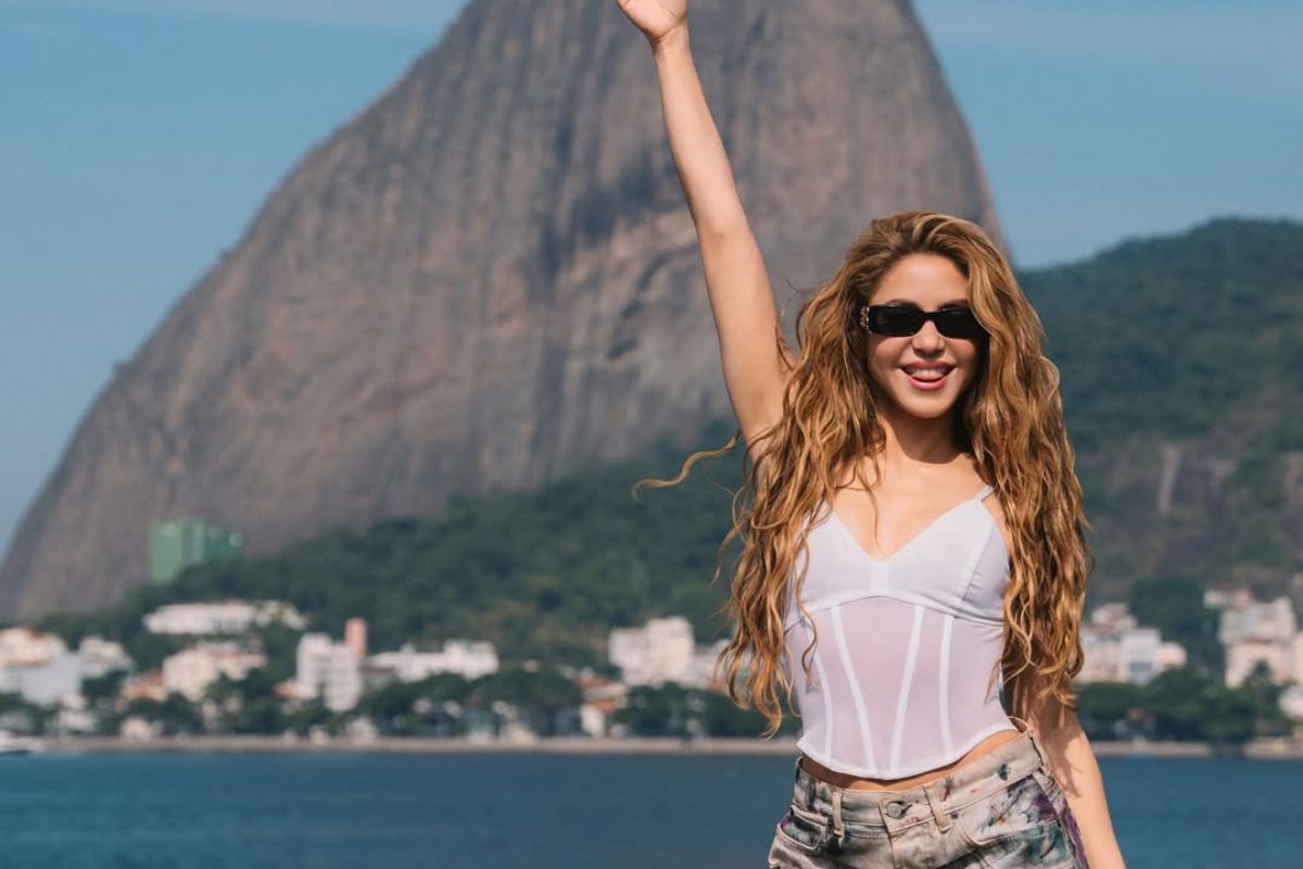 Fãs de Shakira sobem em árvores para garantir vista privilegiada do show