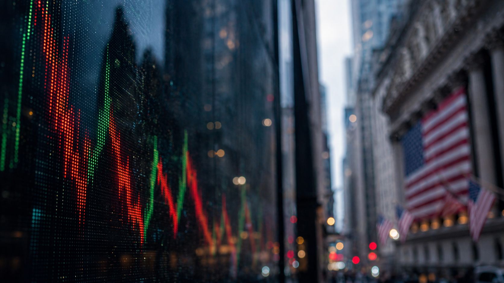 Dow alcanza récord de 51.561 puntos; Nasdaq cae por Broadcom
