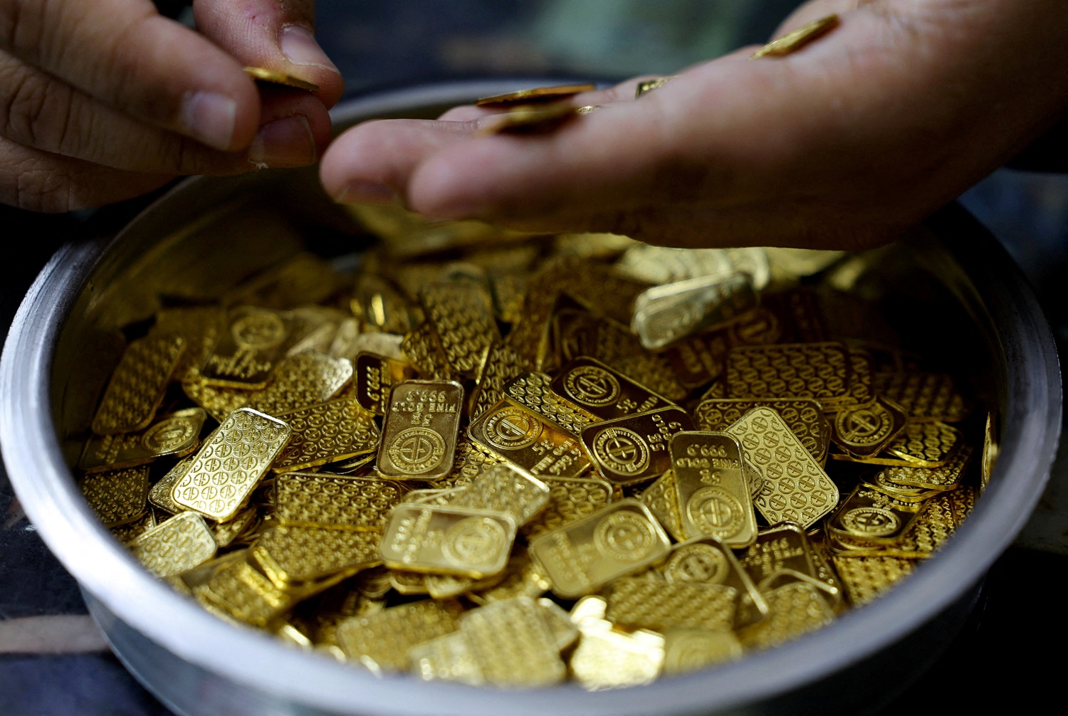 Pedreiros encontram R$ 54 mi em moedas e barras de ouro em parede de casa na Bélgica