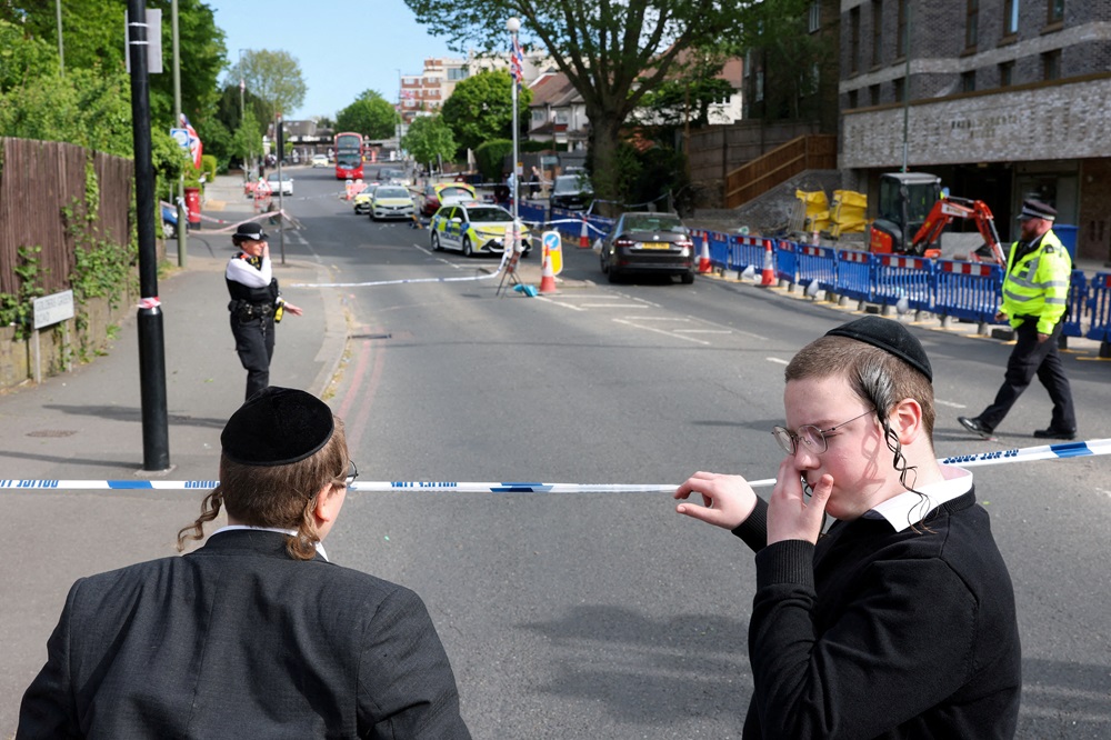 Homem do Reino Unido comparece a tribunal por esfaquear dois homens judeus em Londres