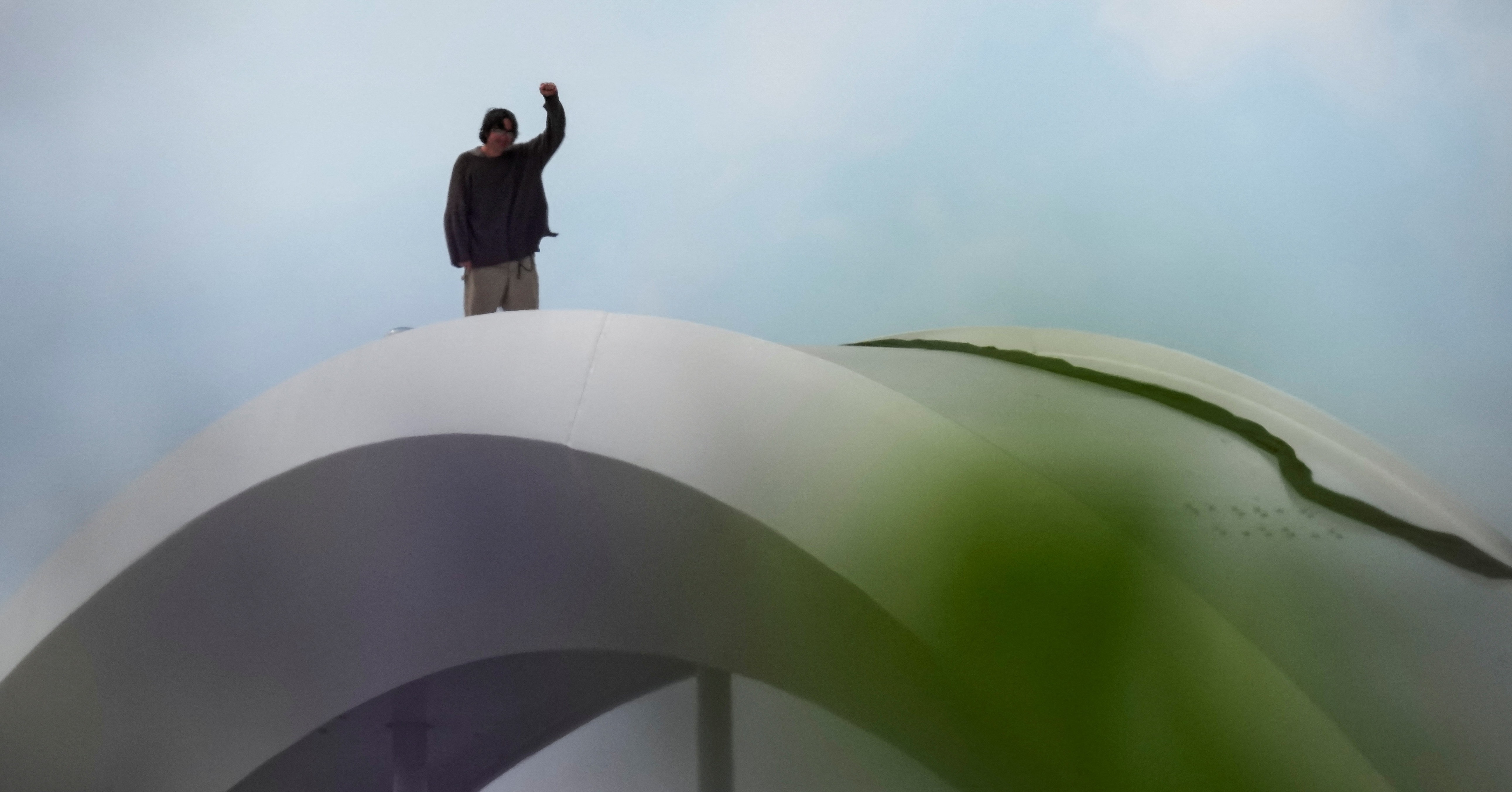 Homem protesta contra guerra no Irã e IA no topo de ponte em Washington D.C.