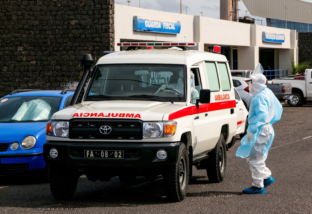 Uma pessoa com roupa de proteção fica ao lado de uma ambulância durante a operação de evacuação de pacientes suspeitos de hantavírus, após um surto no navio de cruzeiro MV Hondius, na Praia, Cabo Verde, em 6 de maio de 2026. REUTERS/Danilson Sequeira TPX IMAGES OF THE DAY

