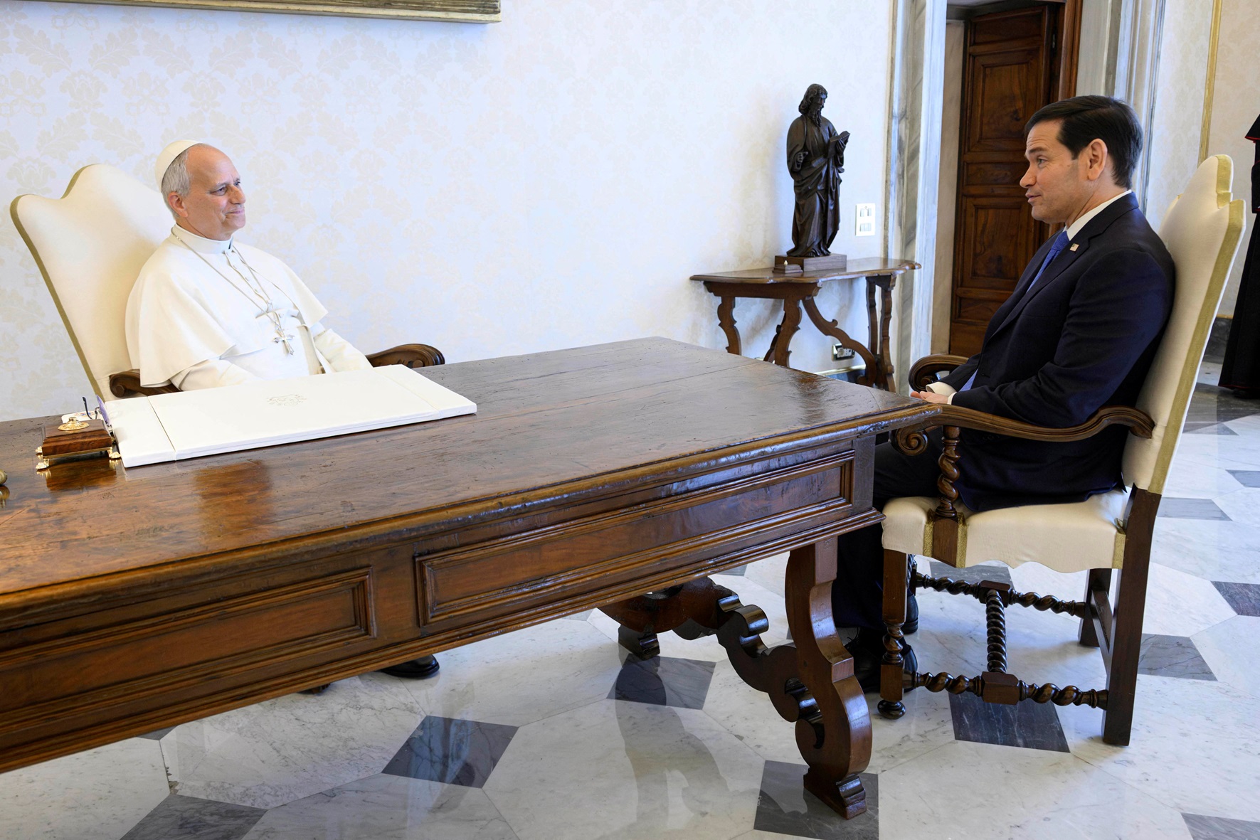 Papa Leão 14 e Rubio prometem laços mais fortes em meio a tensão com Trump
