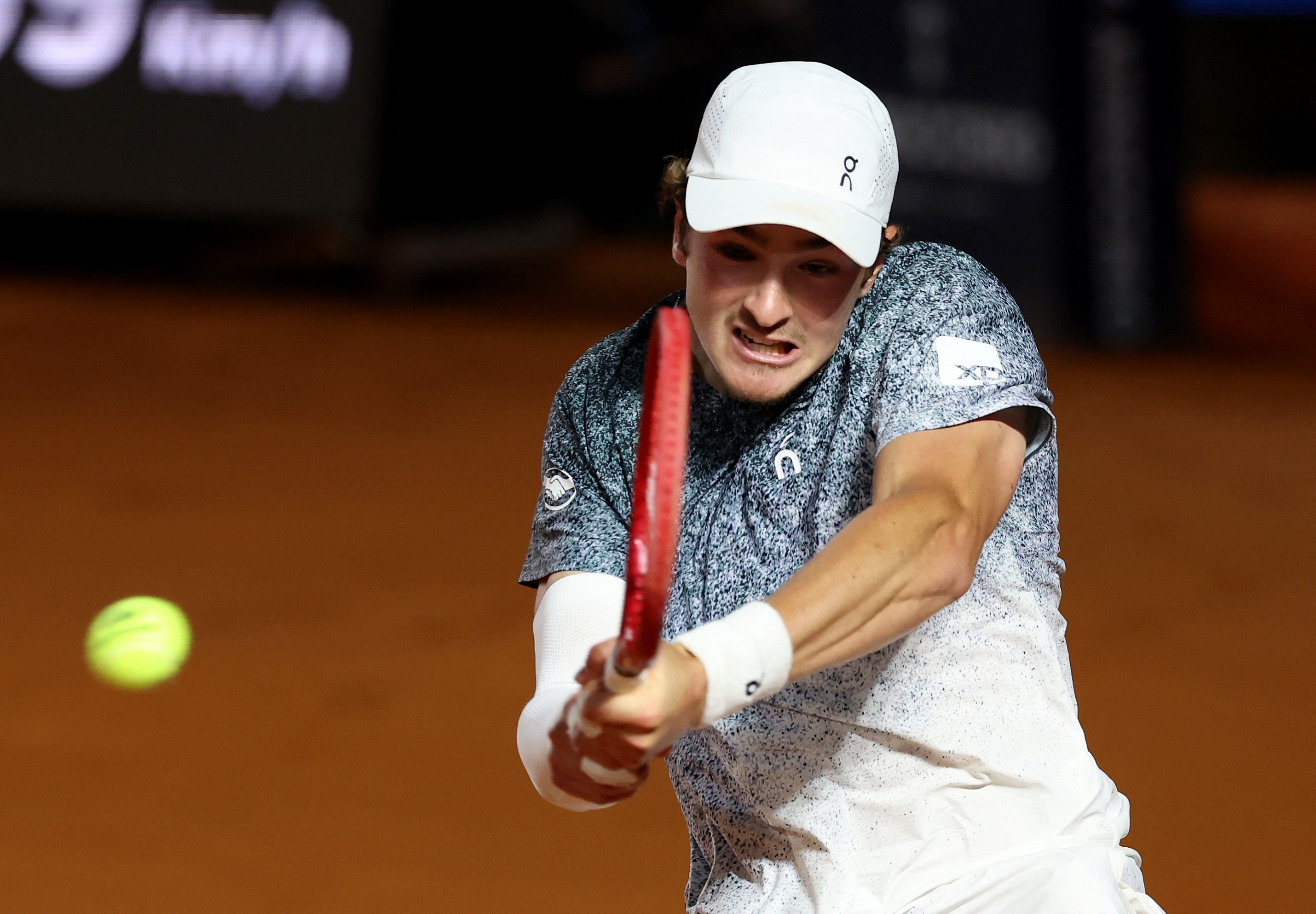 João Fonseca cai em estreia dramática no Roma Open após virada de Medjedovic