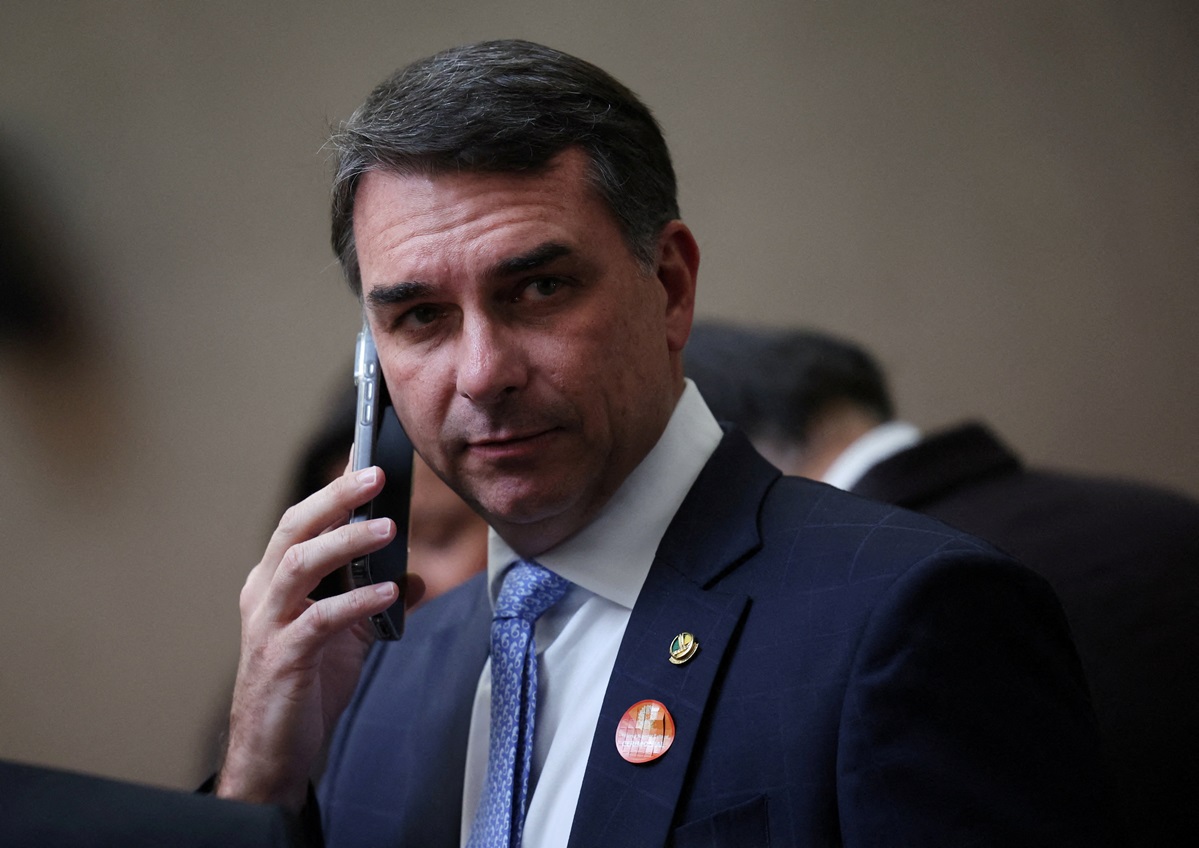 Flávio Bolsonaro diz que pedido a Vorcaro foi busca de “investidores” para filme