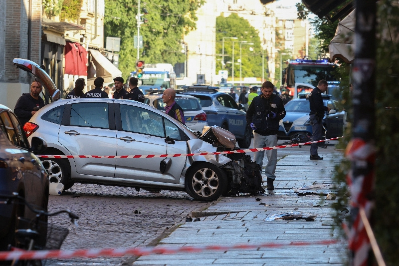 Homem atropela oito pessoas e tenta esfaquear pedestre em Modena